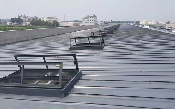 某中学室内体育馆玛多排烟窗改造项目