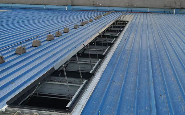 某城市大型商业综合体中庭玛多排烟窗工程