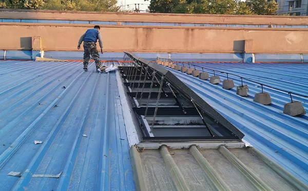 某区域性物流仓储中心玛多排烟窗系统安装项目